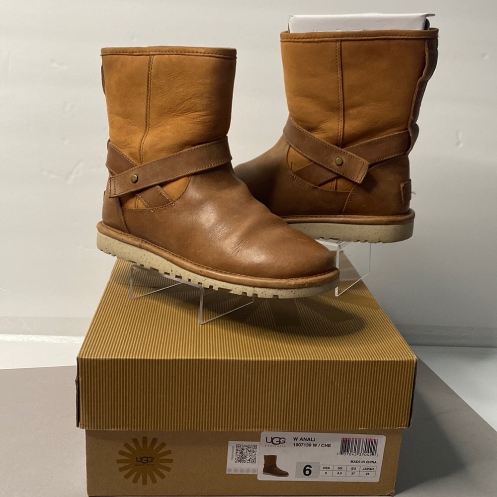 Authentic Women Anali Short Chestnut UGG Boots w/Strap! Sz 6